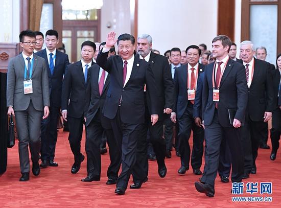 12月1日,中共中央总书记、国家主席习近平在北京人民大会堂出席中国共产党与世界政党高层对话会开幕式,并发表题为《携手建设更加美好的世界》的主旨讲话。这是习近平同外方主要嘉宾一起步入会场。新华社记者 饶爱民 摄