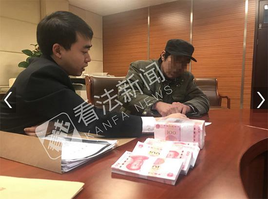 澎湃新闻:北京男子17岁时被撞高位截肢 20年后终拿20万赔款