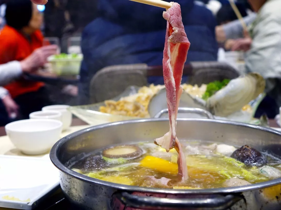 北京时间:两女一男到火锅店只点锅底 食材是刚从超市偷来的