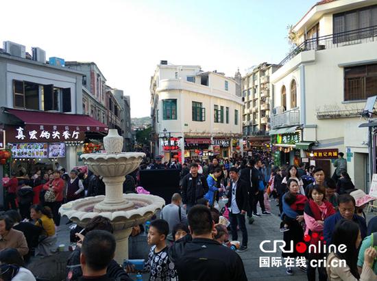 春节期间,厦门著名旅游胜地鼓浪屿挤满了游客。摄影:聂峥