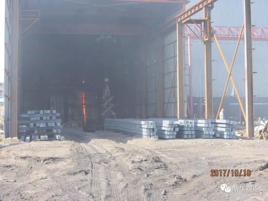2017年10月10日，位于黑龙江省七台河市一废弃焦化企业院内的“地条钢”黑加工点，已经生产出来的“地条钢”被查封后堆放在一起。（新华社记者管建涛通联照片）