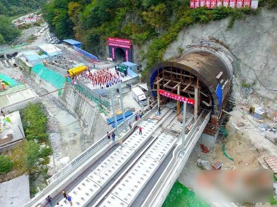蜀道不再难 中国修建的这条高速铁路引外媒围观