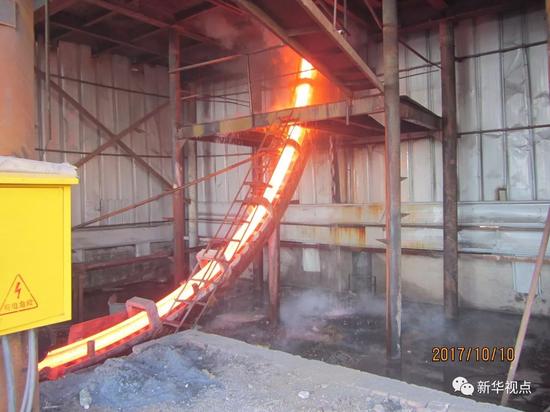2017年10月10日，位于黑龙江省七台河市一废弃焦化企业院内的“地条钢”黑加工点，从连铸机生产出来的钢胚。（新华社记者管建涛通联照片）
