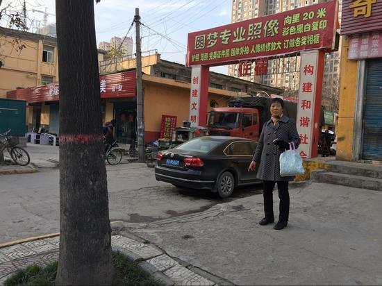 王阿姨站在当年捡妮妮的地方。图片来源:华商报
