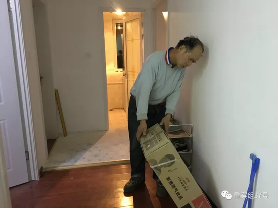▲12月7日,通州区永顺镇新建村二期小区15栋23层某室。厨房内,装修工人正准备去装燃气灶,他的电动车和晾晒的衣服也在厨房内。这套房子装修还未完全收工,但三个房间已经有租户入住。 新京报记者 大路 摄