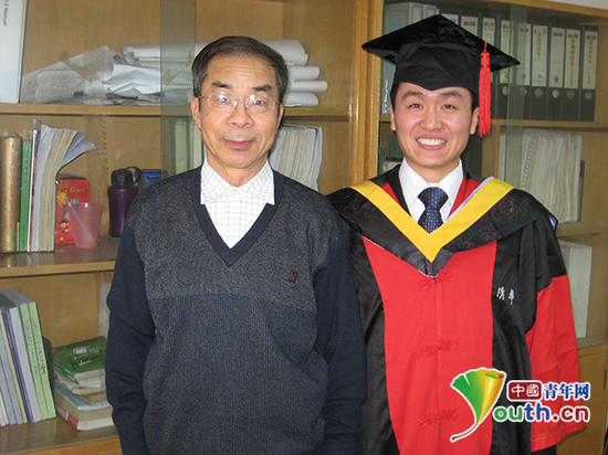 2008年，石秀安（右一）博士毕业时与导师胡永明教授合影。本人供图