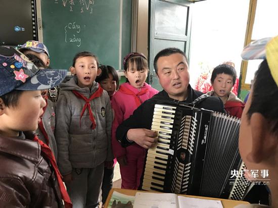 王峰峰和学生们一起唱歌