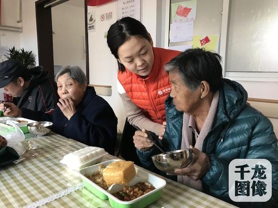 位于北京市石景山古城公园旁的诚和敬公园北养老驿站自今年8月运行以来，短短几个月通过工作人员充满爱心的养老服务，赢得了老人们的信任和赞赏，成为社区老人们第二个家。图为公园北驿站工作人员康铭珠（图右二）与正在用餐的老人聊天。千龙网记者 秦胜南摄