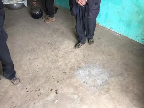 陈才本家堂屋,地上烧纸留下的痕迹,这是陈家一儿子中毒死亡时的位置。