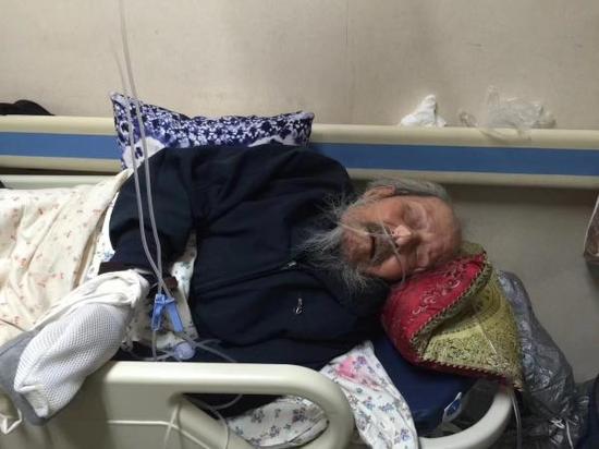2017年11月底，叶喆民躺在某医院走道接受治疗的照片