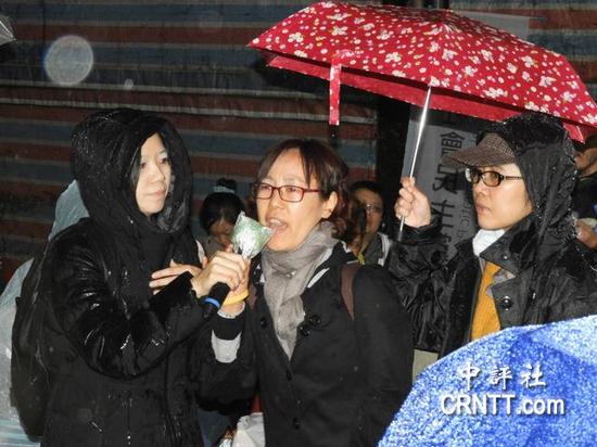 在8日晚间的抗议现场,有一名韩国民众赶来声援。(图片来源:香港中评社)