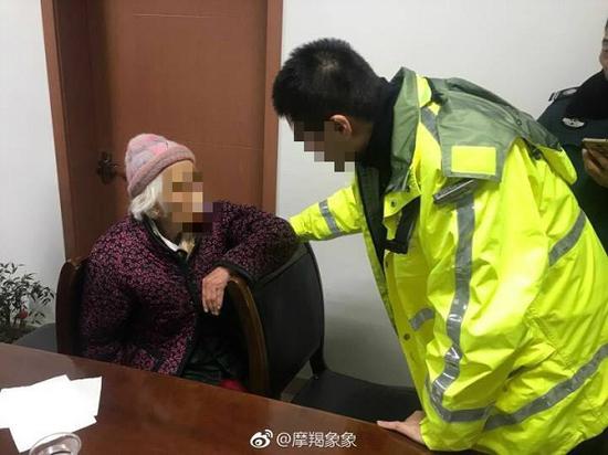 图说：民警比对照片帮老人回家。来源/警方供图