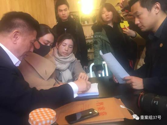 ▲在律师陪同下,马苏签署委托诉讼的各项材料。 新京报记者 王飞 摄