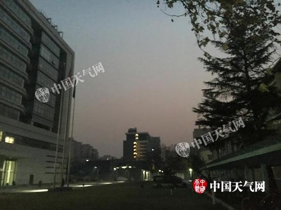 今晨7时北京海淀区天空实景。