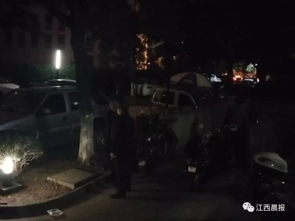(死者家属在现场悲痛欲绝)