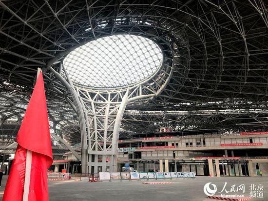 北京新机场航站楼内部的8根C形柱支撑起巨大的屋顶。人民网 董兆瑞摄