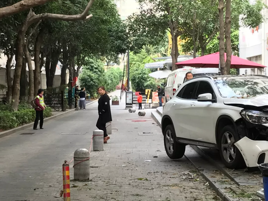 女子开奔驰送娃上学撞死买早餐老人 树被撞歪