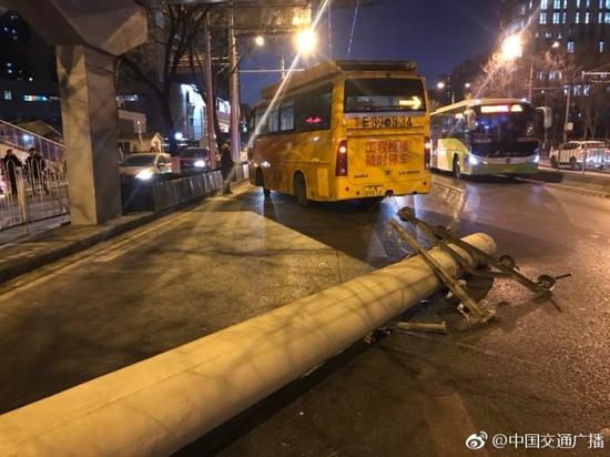 新浪综合:北京广外大街一根电线杆倾斜 公交车被砸(图)
