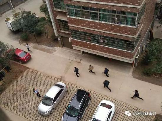 中青在线:逃犯持刀拒捕被警察开枪击伤 有人说“小题大做”