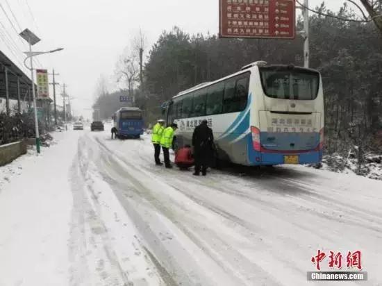 资料图:湖北宜昌遇强降雪,路政交警“保畅总动员”。 李开明 摄