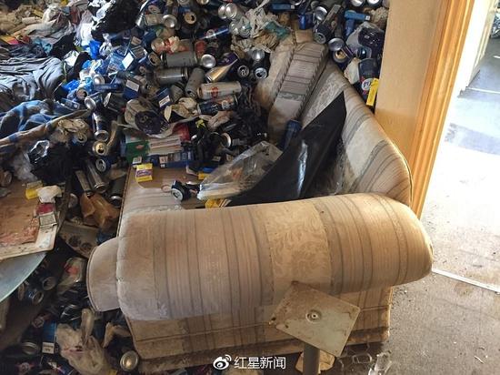 公寓里，无数啤酒罐和空烟盒散落在家具和地板上 图据《每日邮报》