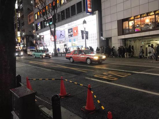 正规出租车在东京街头行驶。（记者王可佳摄）