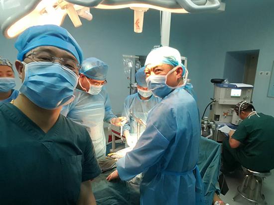2016年7月3日凌晨2点半，刚结束手术的郭庆源（前排右）和马强（前排左）。采访对象供图