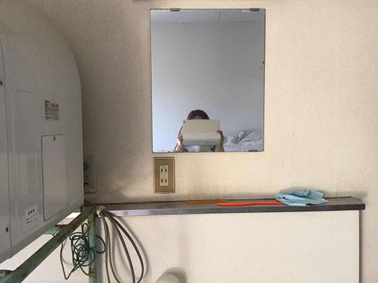发现摄像头的浴室内部,发现时摄像头就插在镜子下方的电源插座上。