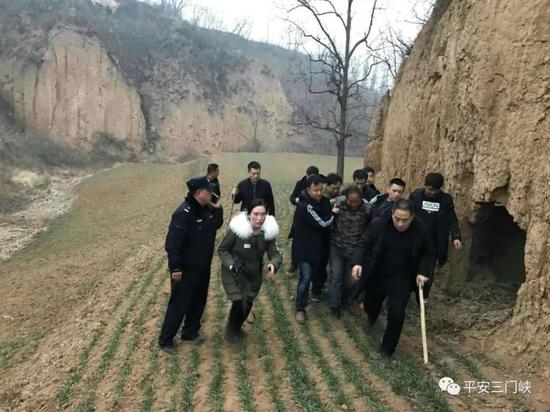 政府网站:男子杀害母女3人逃亡52小时 在废弃窑洞中被抓