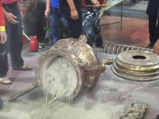 台中浩天宫抢头香再度翻炉!(图片来源:脸谱网台中浩天宫粉丝专页)