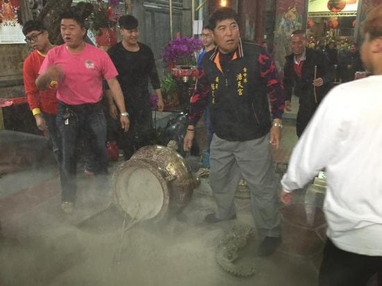 台中浩天宫抢头香再度翻炉!(图片来源:脸谱网台中浩天宫粉丝专页)
