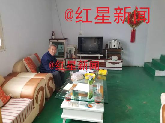 ▲张扣扣父亲在家中客厅 图片来源:红星新闻