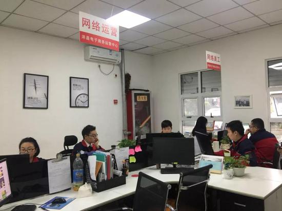 国是直通车 冯玲玲 摄。