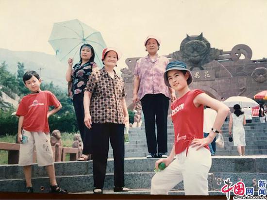 2004年,妈妈带着全家来到花果山旅游。