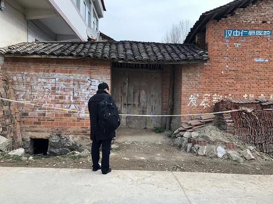 案发后,大门紧闭的张家
