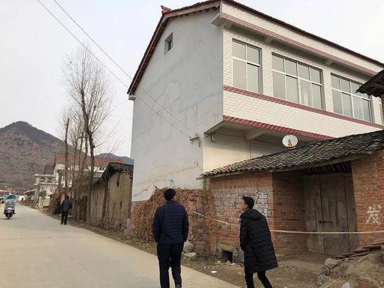 案发后,途径路人会不自觉地往大门方向瞥一眼,扭过头,讨论讨论案情,众说纷纭。