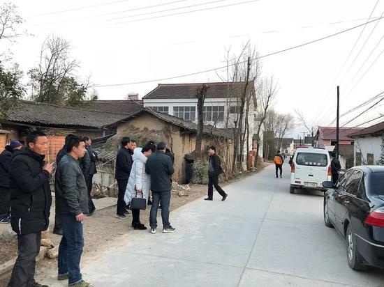 聚拢在张王两户门前的人群