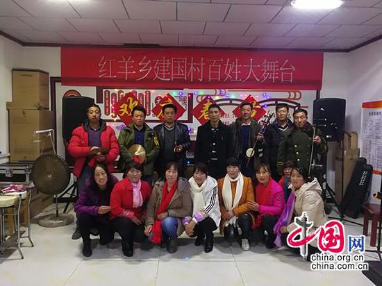 从附近几个村子赶来的农民艺术家赶来海原红羊乡建国村文化服务中心参加“自乐班”演出,应记者邀请暂停节目,合影留念。