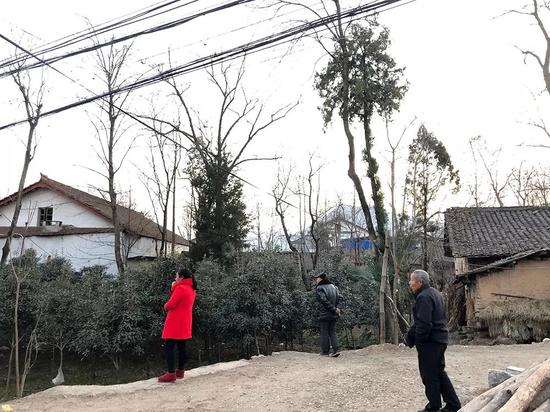 告茶余饭后,村民站在自家院坝,打望斜对面张王两户门前不时聚拢的人群