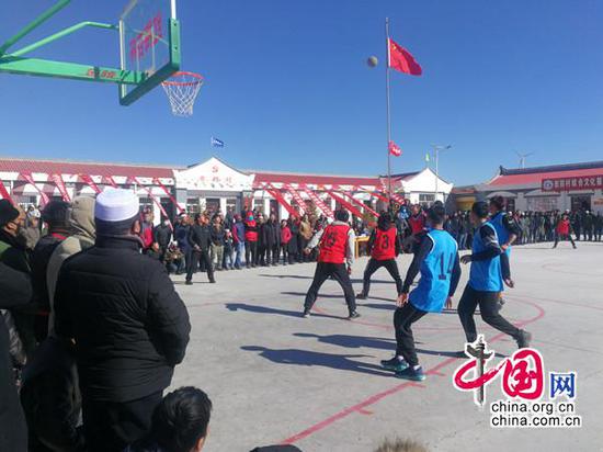 记者采访中，偶遇海原县史店乡田拐村正在举行村民篮球比赛。