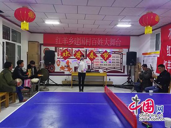 文化服务中心的台球案子搬开,就变成百姓大舞台,粗狂嘹亮的秦腔从这间小屋子传出,响彻村野。