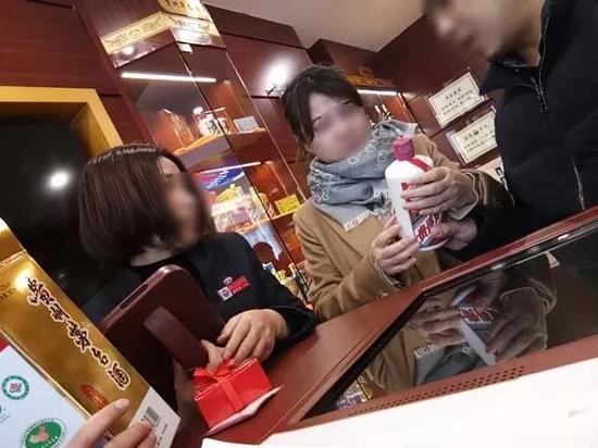 仅凭肉眼观测，茅台专营店的工作人员表示购买的假茅台“感觉像真的”。