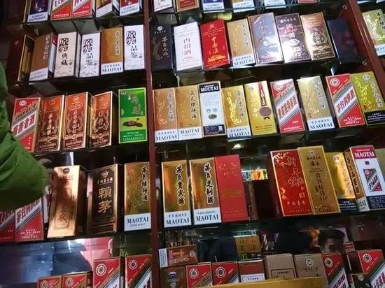 仁怀市兴盛路一带的酒类包装档口柜台上，码放着大量“茅台内供”、“茅台特供”标识的侵权包装。