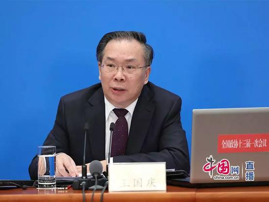 大会新闻发言人王国庆介绍本次大会情况并回答记者提问。中国网记者 董宁 摄
