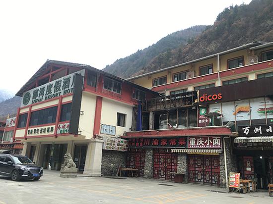 3月7日,景区附近的一些餐饮店仍处于停业状态。