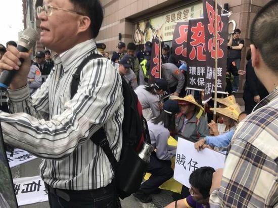 蔡英文出席中常会,许多阿公阿婆北上民进党中央前抗议,却传出侍卫长下令抬人。(图片来源:台湾《中时电子报》)