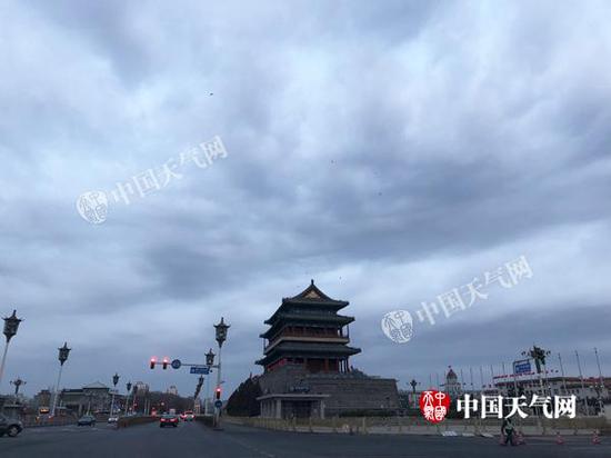 今晨6时30分,北京能见度良好,但天空云量较多。