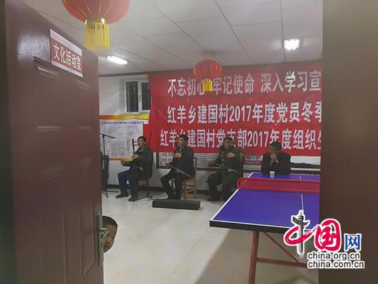 2月12日（腊月二十七）深夜九点，海原县红羊乡建国村的文化活动室里，一场秦腔“自乐班”还在继续。