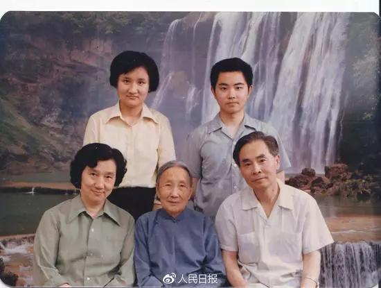 侯云德院士(右一)全家福