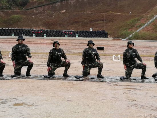 战士们在雨中进行训练。 摄影:杨应森